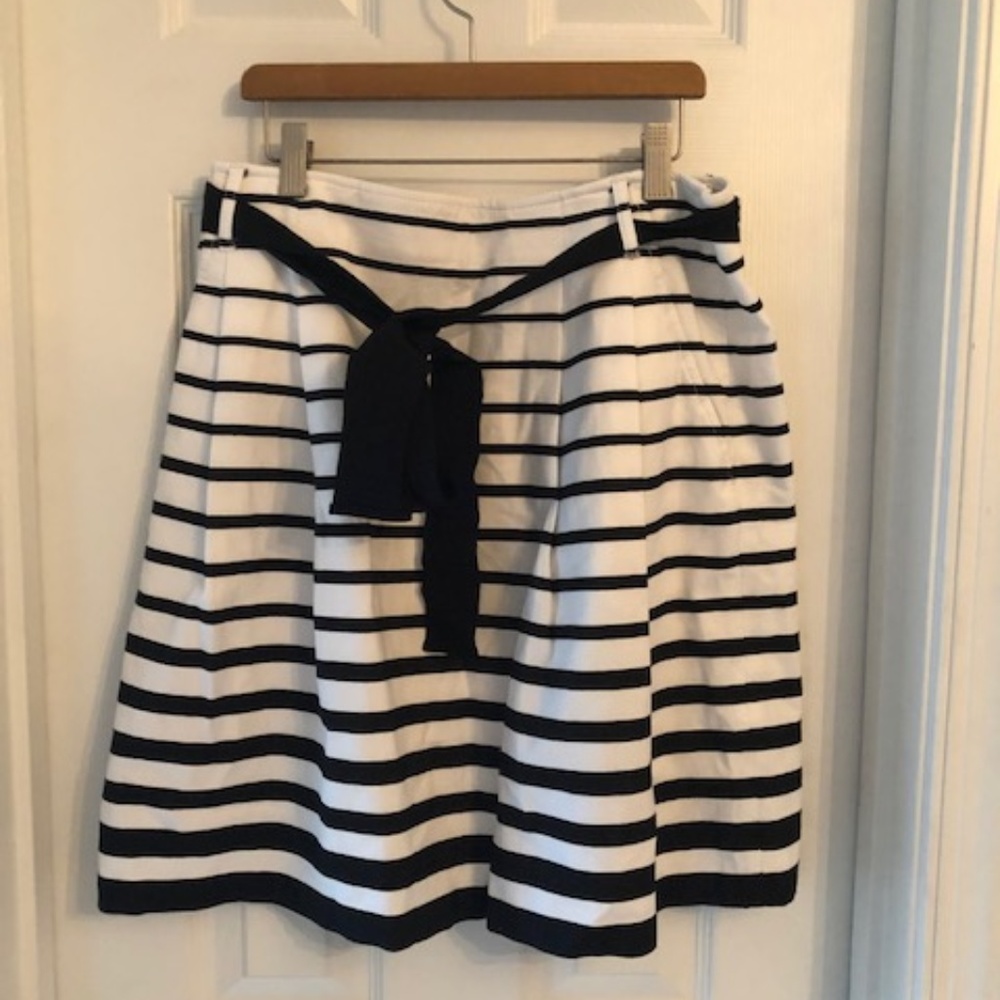 White House Black Market - size 8
